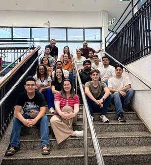 Grupo em fotografia publicada na seção de formação continuada.